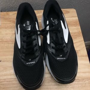 Brooks Womens Black sneakers